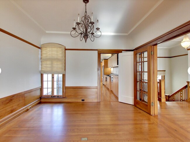 Building Photo - Expansive Top-Floor Richmond Flat | 2BD + Sunroom | Parking Included | Nearly 1,900 Sq. Ft.