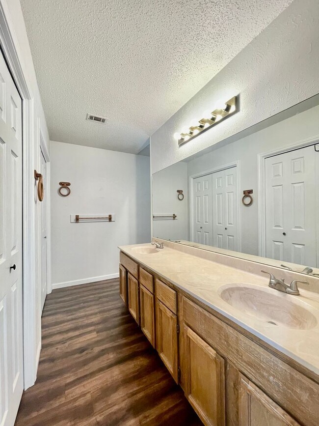 Building Photo - A Perfect Home, In A Perfect Location!