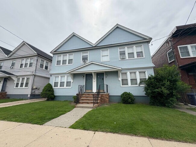 Building Photo - 762 Forest St