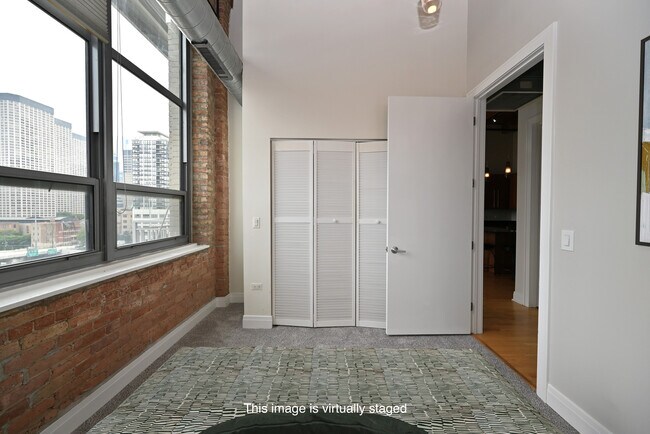 Building Photo - 770 W Gladys Ave