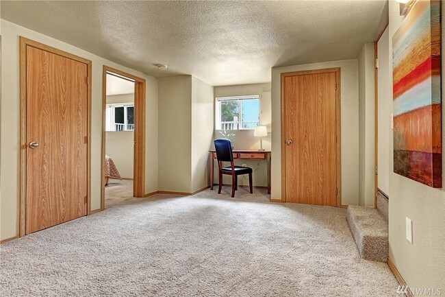 Building Photo - 3 Bed House Available Now! 1 block from Gr...