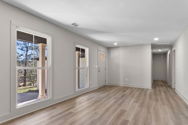 Building Photo - Cozy 3 Bed 3 Bath House! Available Now!