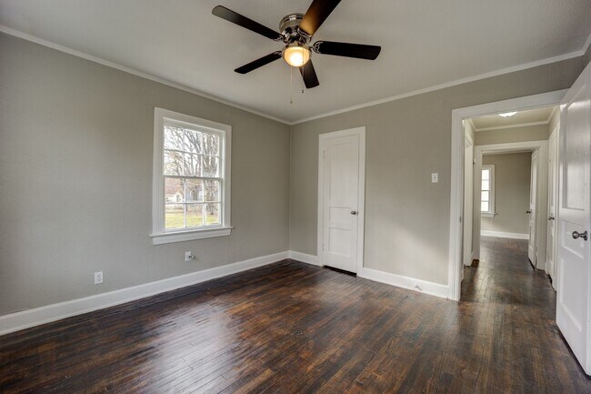 Building Photo - Freshly Updated 2 Bedroom House