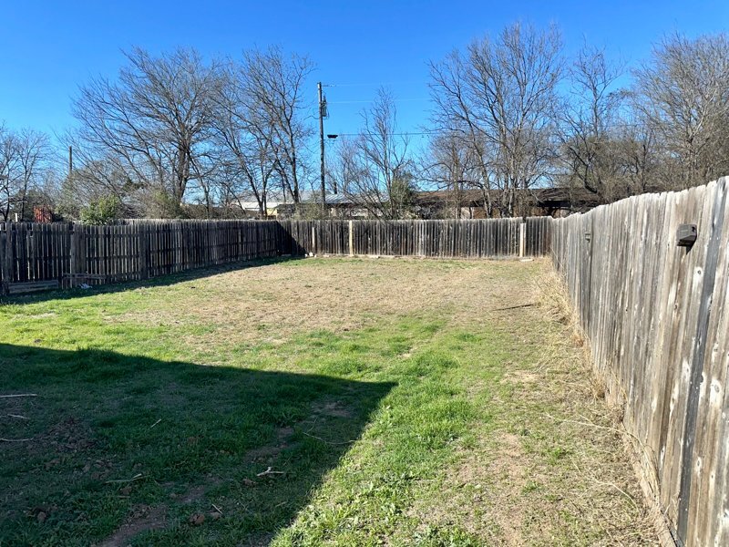 Building Photo - 402 Topeka Ct