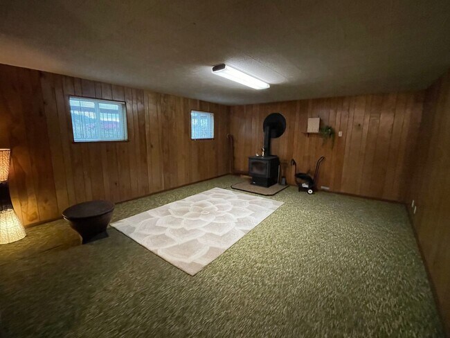 Building Photo - Lovely Home with wonderful Views and a Mas...