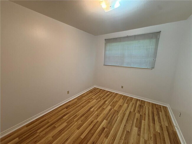 Building Photo - 2308 Crestwood Cir