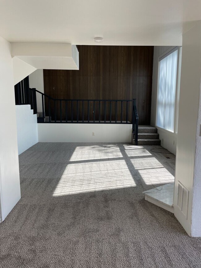Building Photo - 2BR 1BA Duplex On Lake!!