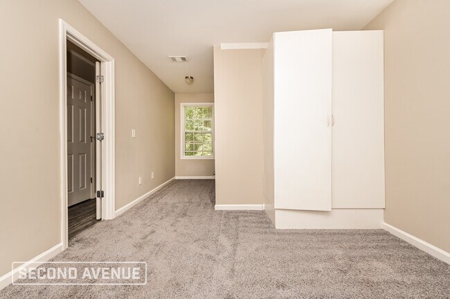 Building Photo - 225 Riverbend Dr