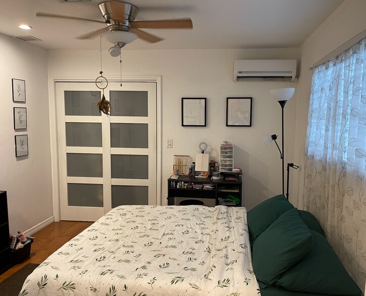 Building Photo - 1008 NE 11th St - Side Unit