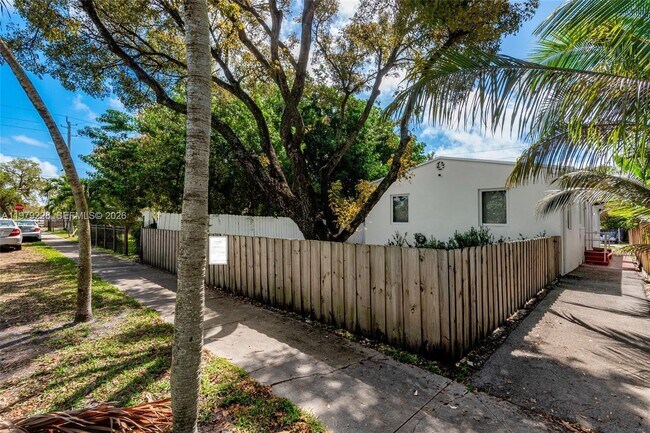 Building Photo - 1914 Dewey St