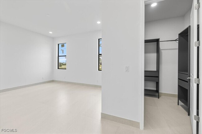 Building Photo - 4333 NW 33rd Ln