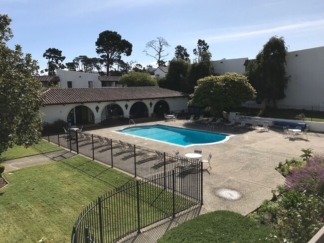 Building Photo - 2bd/1bath Condo at OceanForest Complex in Monterey