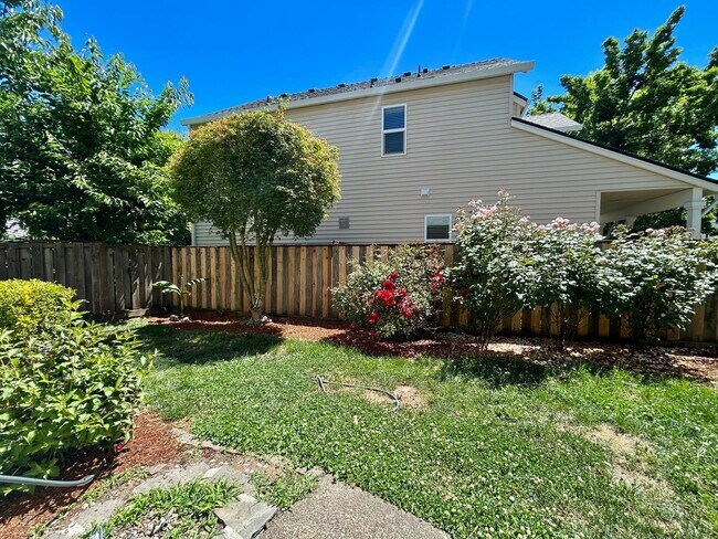 Building Photo - Spacious 4 Bed, 2.5 Bath House