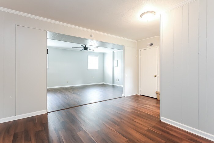 Building Photo - 105 Holland Ct