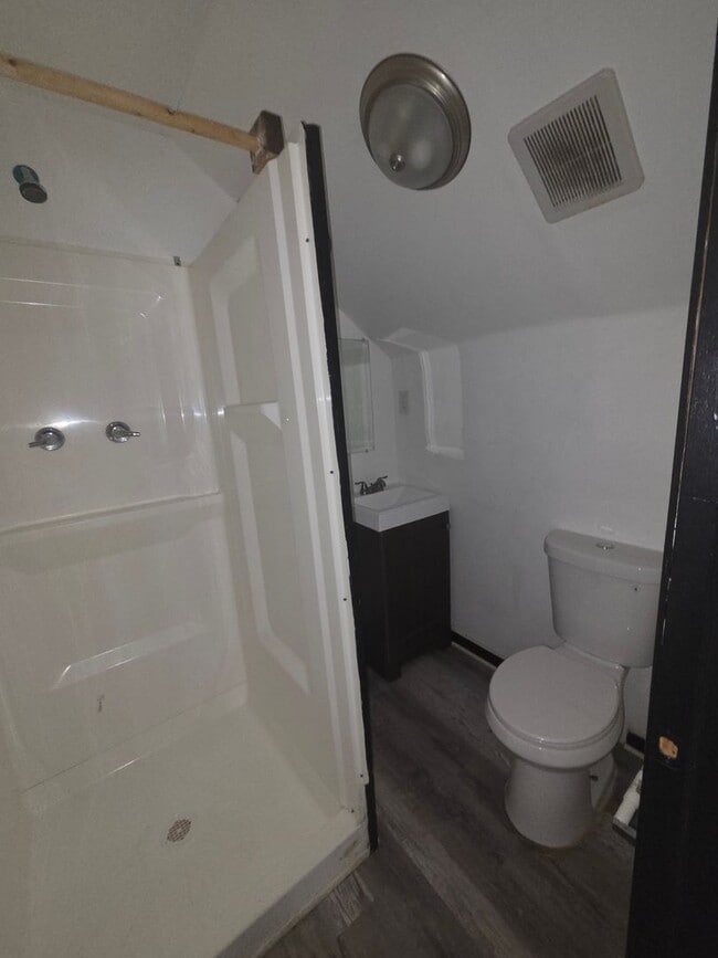 Building Photo - Three Bedroom Open Floorplan