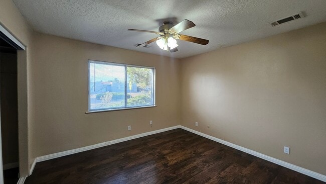 Building Photo - 3 Bed 2 Bath