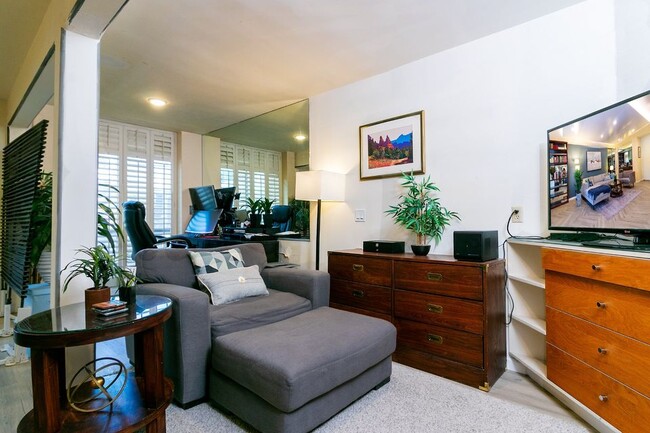 Building Photo - 117 S Doheny Dr