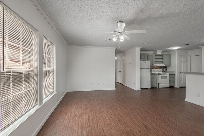 Building Photo - 144 Varsity Drive