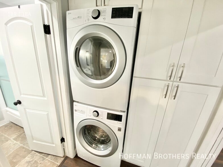 Building Photo - 1256 Tamarind Ave