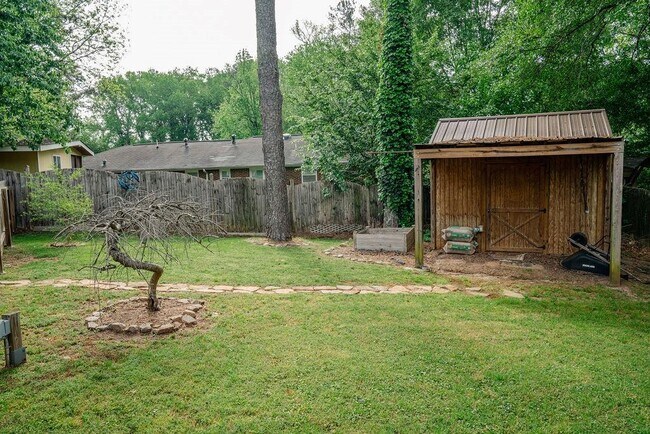 Building Photo - 2331 Robin Ln SE