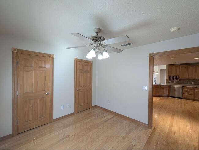 Building Photo - Luxurious Relaxation in Raintree