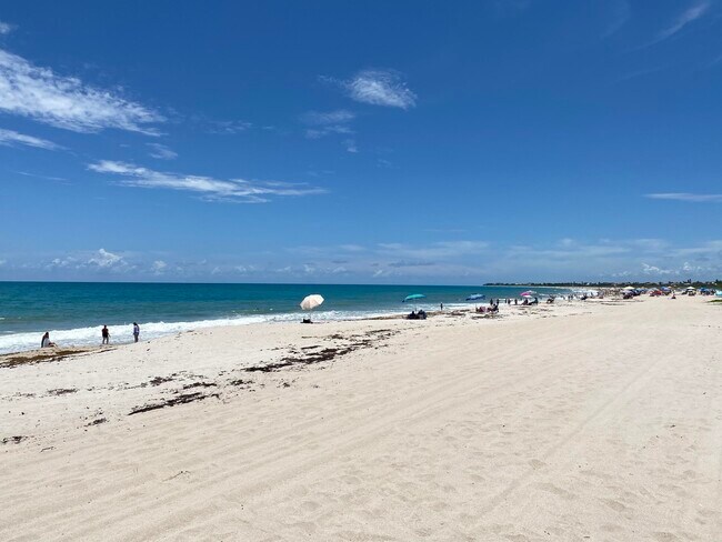 Building Photo - 956 Tulip Ln