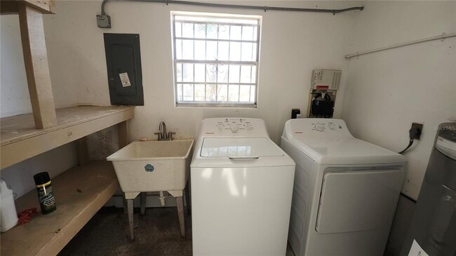 Building Photo - 1909 May St