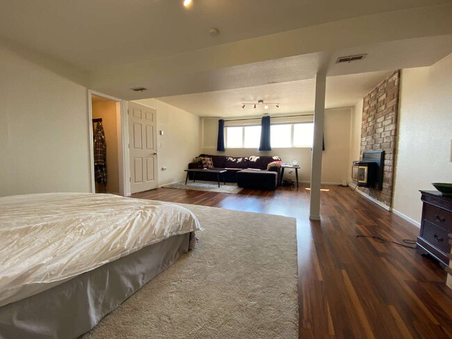 Building Photo - Downstairs Suite with Private Kitchen & Ba...