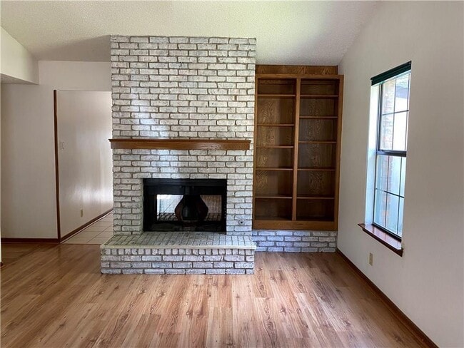 Building Photo - 6902 Thorncliffe Dr