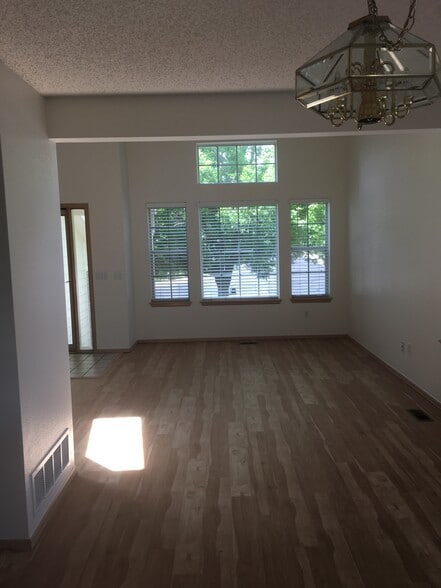 Living room with vaulted ceilings - 10710 Kimball St