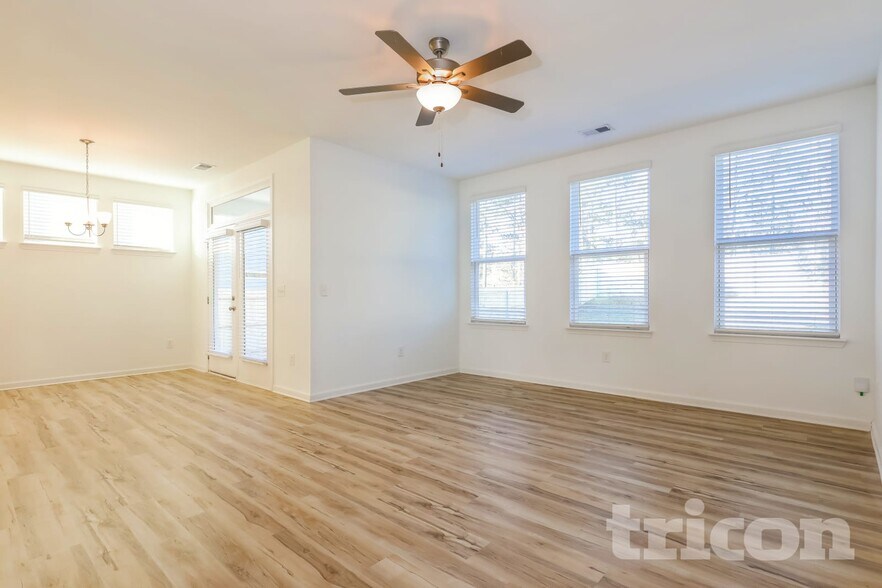 Building Photo - 172 Everett Sq