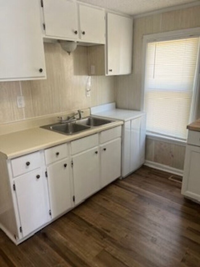 Building Photo - Charming Two Bedroom Home in Historic Morehead City Walking District with Dining Area and Living ...