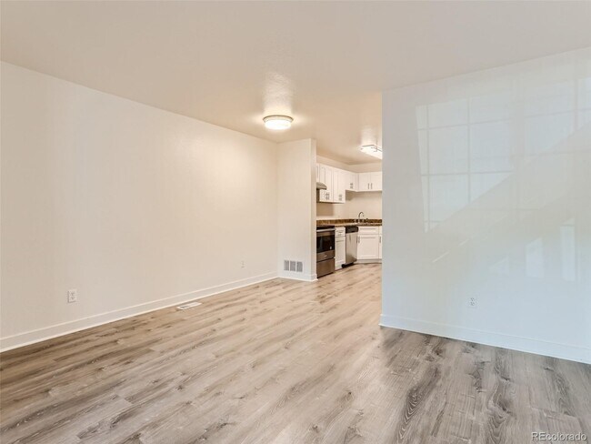 Building Photo - 165 S Sable Blvd