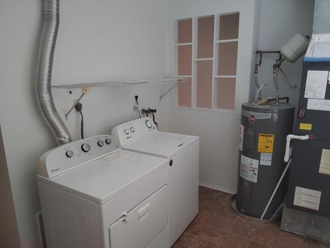 Building Photo - 300 Oakway Ct