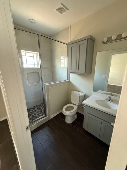 Master bathroom - 1008 Calle Naranja