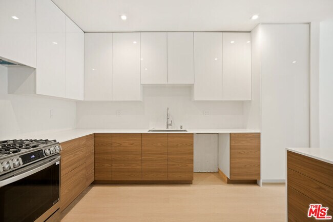 Building Photo - 10630 Wilkins Ave