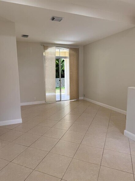 Building Photo - 5076 SW 38th Way