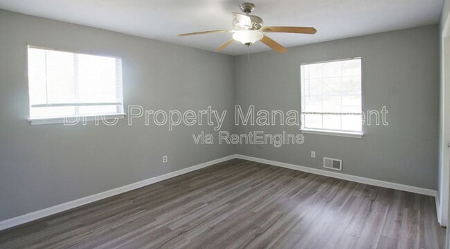 Building Photo - 210 Creekwood Ln