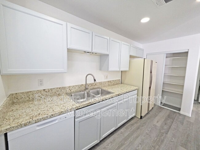Building Photo - 670 Bourbon St