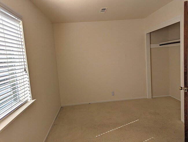 Building Photo - COMMING SOON-Spacious 2 bed 1 bathroom  In...