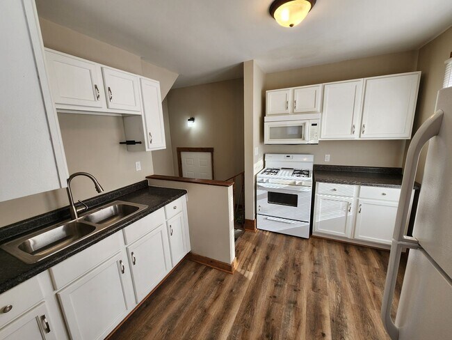 Building Photo - Great House in Rock Island  2 Bedroom