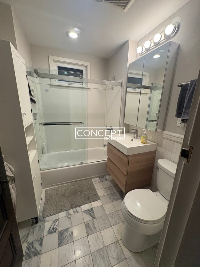 Building Photo - 107 Oxford St