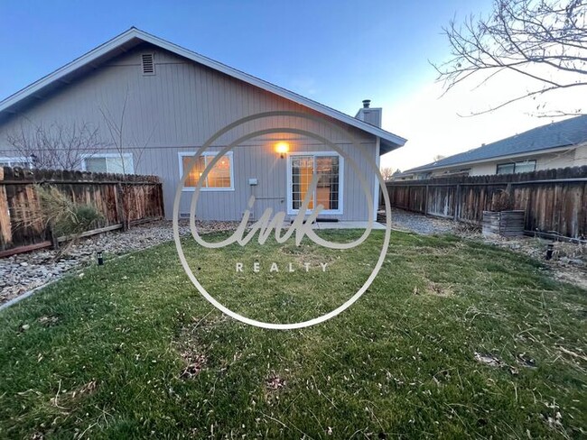 Building Photo - Duplex for rent in the Gardnerville Ranchos