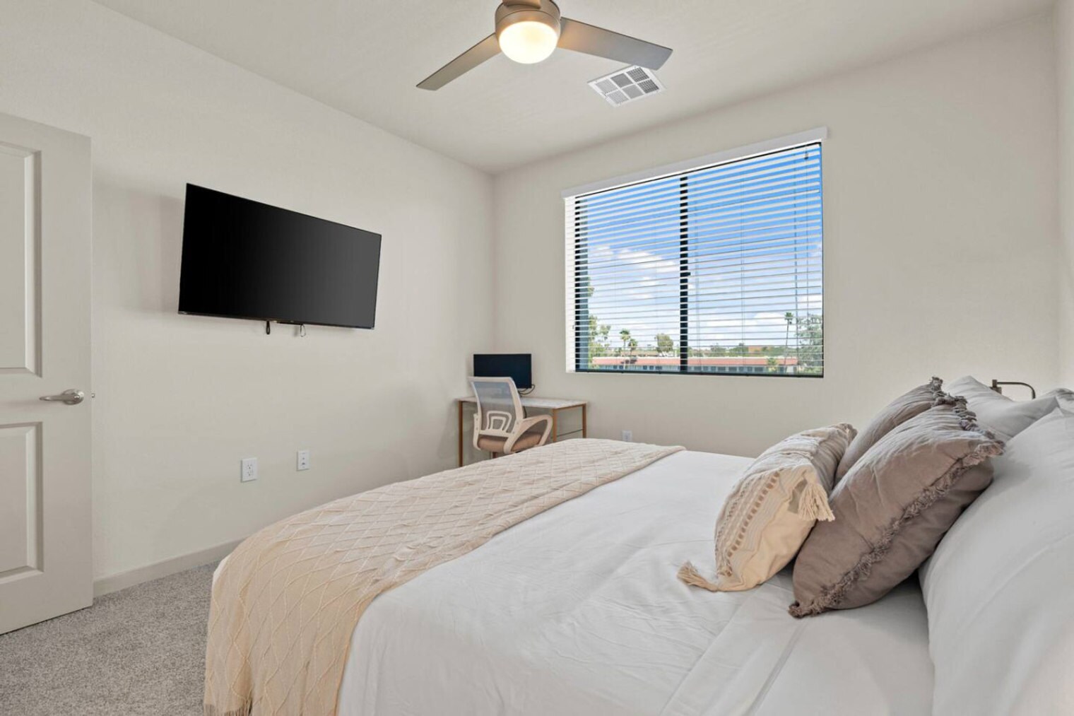 Building Photo - 711 W Broadway Rd