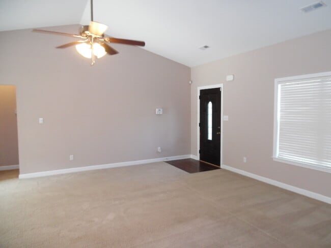 Building Photo - 3 BR 2 BA Highlands at Queen Creek home!