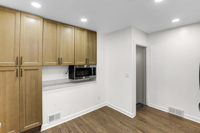 Building Photo - 351 Jefferson Ave