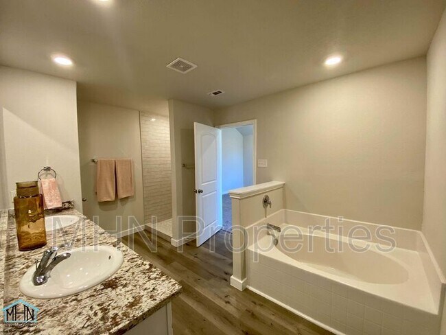 Building Photo - 7913 Cactus Plum Dr