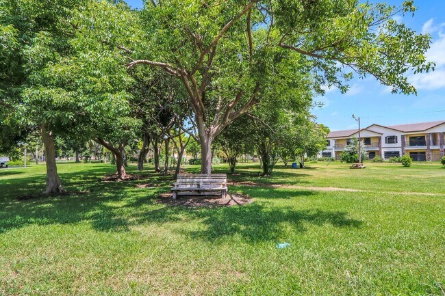 Building Photo - 600 NE 14th Ct