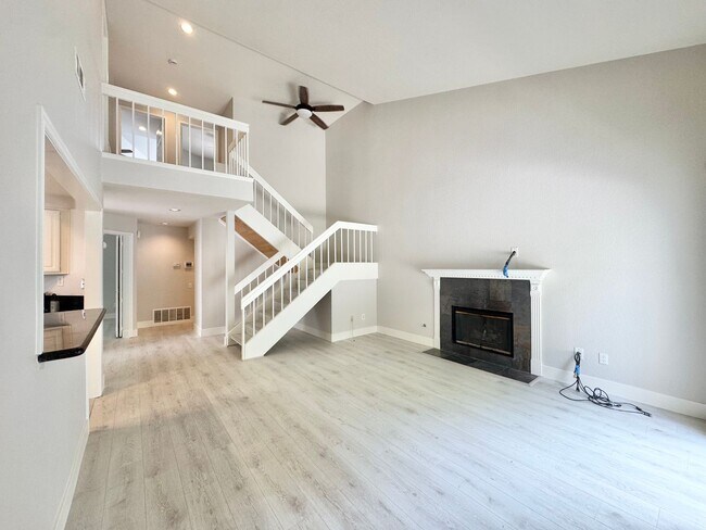 Building Photo - Beautiful 4Bd/2.5Ba Available In Laguna Hi...