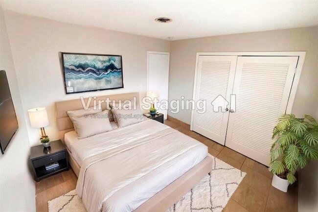 Building Photo - 1821 NE 56th St